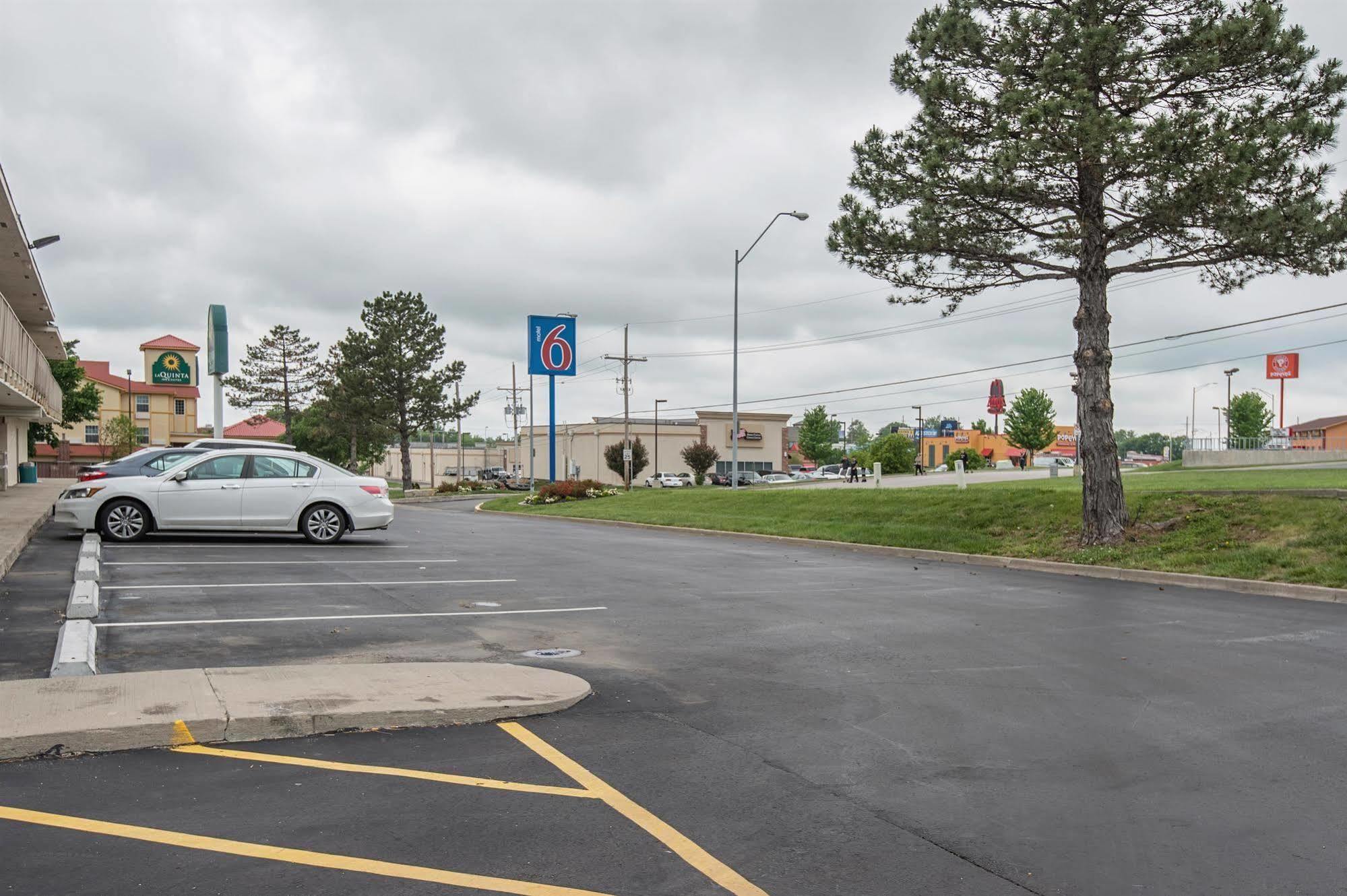 Motel 6 Kansas City, Mo - Airport Exterior foto