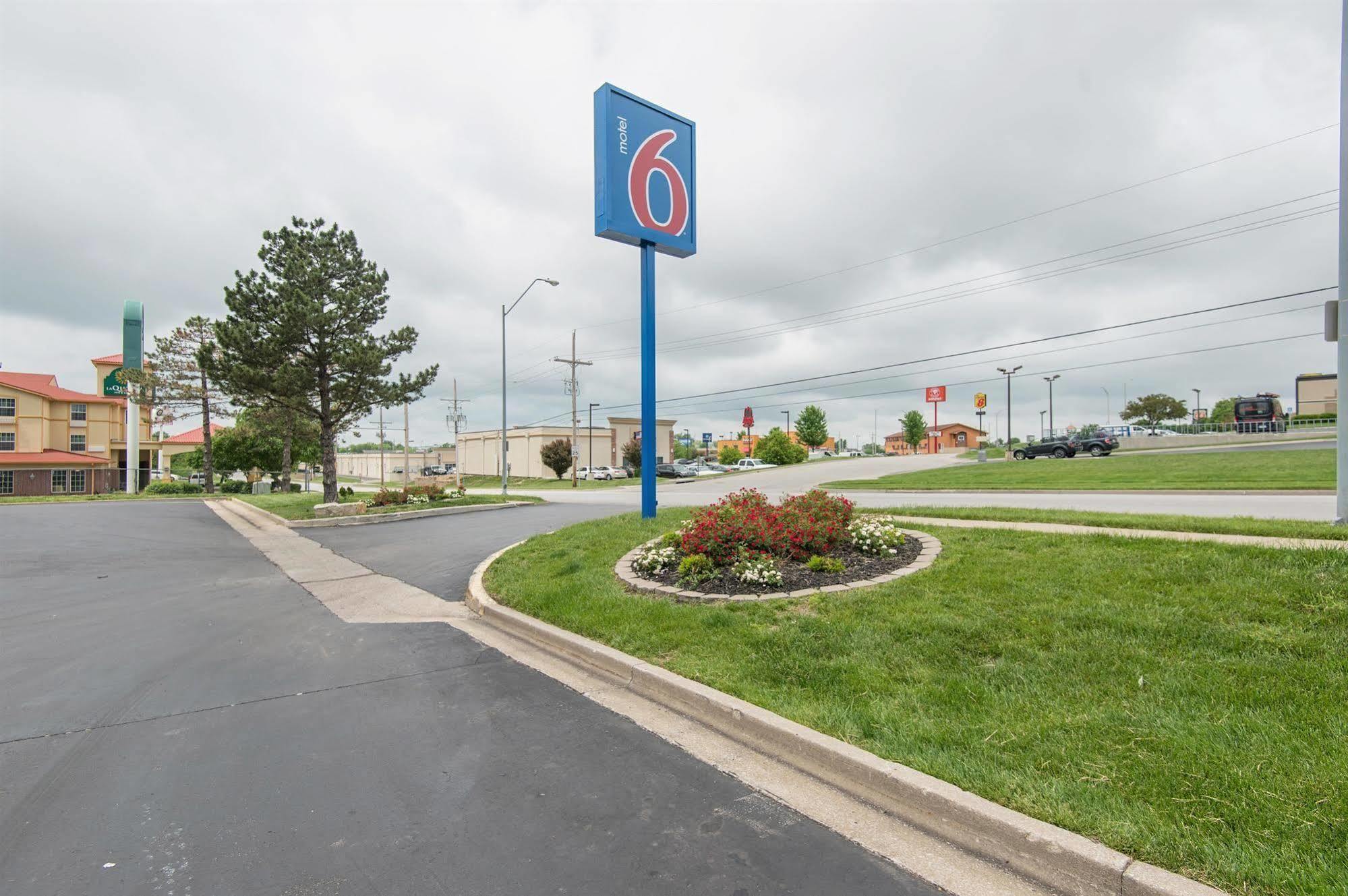 Motel 6 Kansas City, Mo - Airport Exterior foto