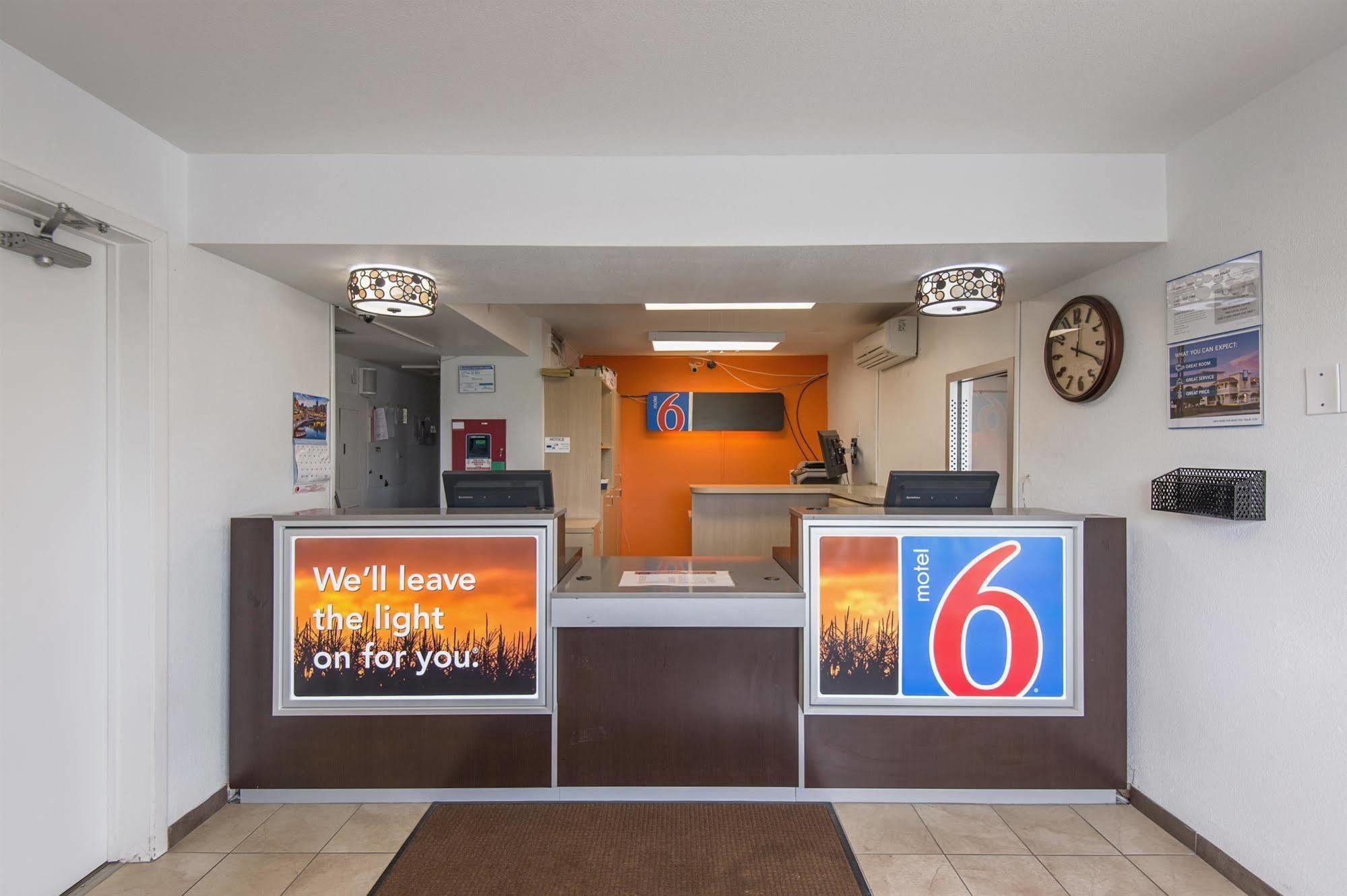 Motel 6 Kansas City, Mo - Airport Exterior foto