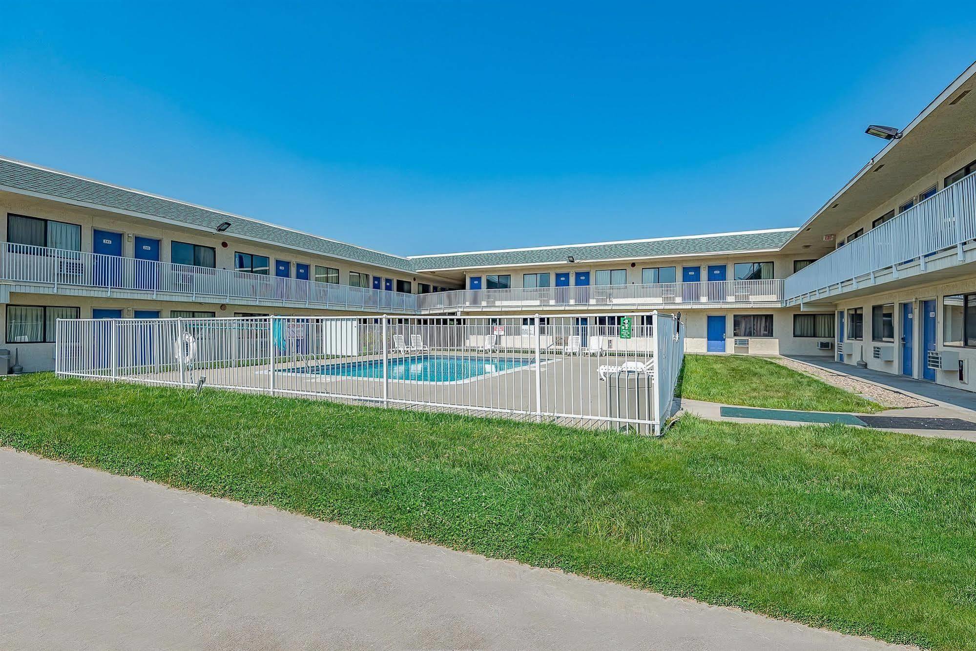 Motel 6 Kansas City, Mo - Airport Exterior foto